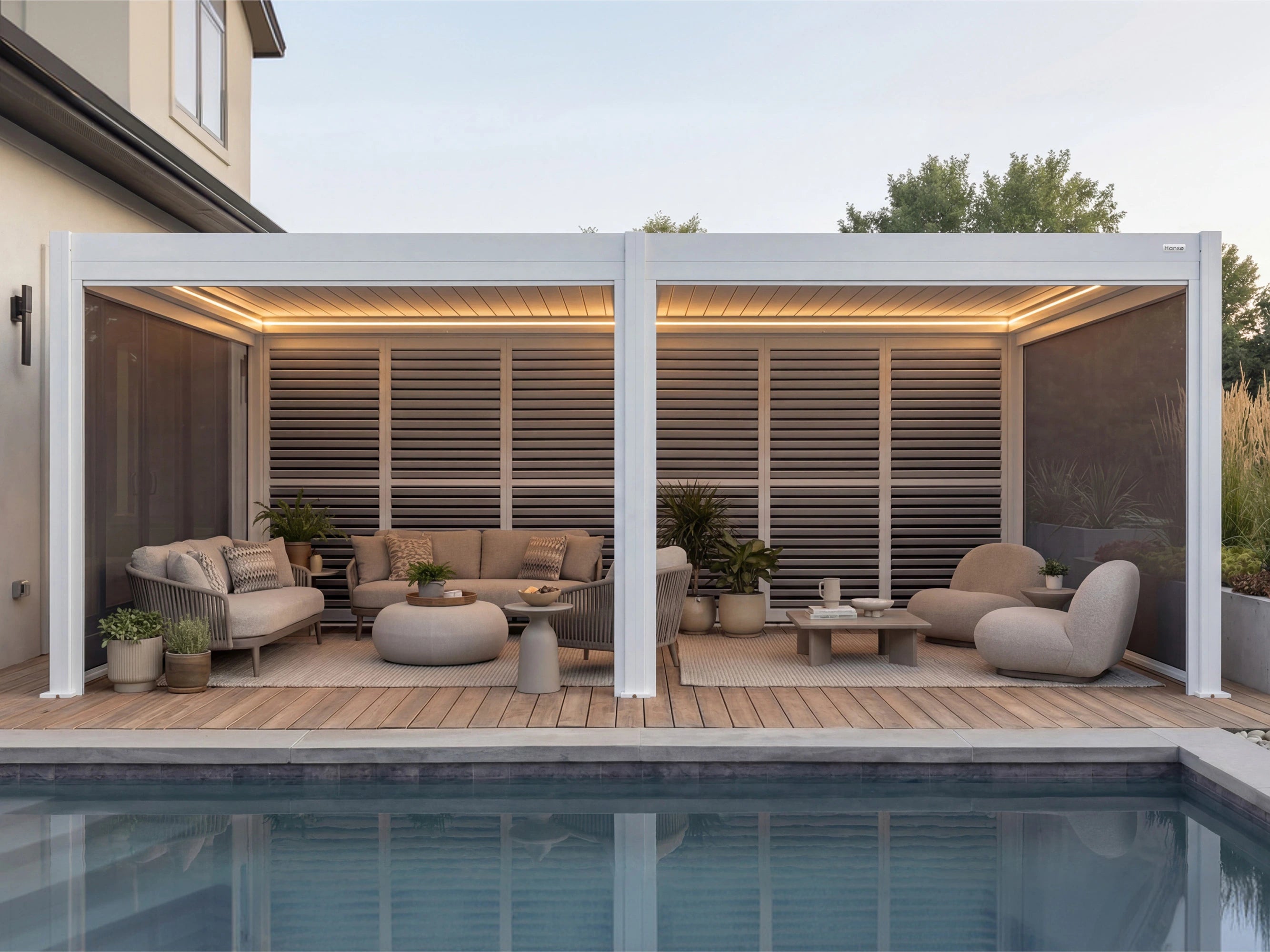 Hanso Horizon poolside installation showing clean dark frame and SUS304 stainless baseplates
