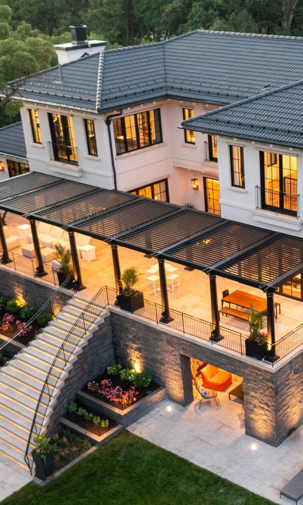 StruXure Pergola X in a luxury residential outdoor setting